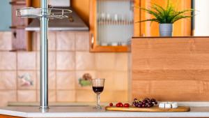 un verre de vin posé sur un comptoir de cuisine dans l'établissement Teleexpresu Apartamenty PIAMOLA, à Krynica Morska 13 autres photos