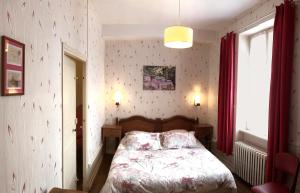 ein Schlafzimmer mit einem Bett in einem Zimmer mit roten Vorhängen in der Unterkunft Chambres d'hôtes La Distillerie B&B in Saint-Germain-du-Bois