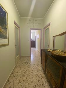 pasillo con espejo y lavabo en la habitación en Stella Maris, en Palermo