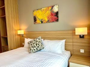 uma cama num quarto de hotel com duas lâmpadas em Hotspring 2 Room 1512 Suite @ Sunway Onsen with Theme Park View 4 pax em Tambun