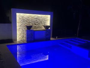 een zwembad met blauwe lichten in een donkere kamer bij Villetta de Mar in Civitanova Marche