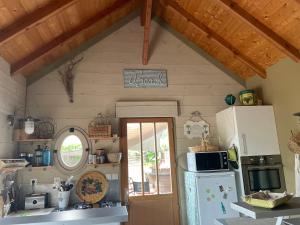 uma cozinha com um frigorífico branco e uma porta em La Cabane em Andernos-les-Bains
