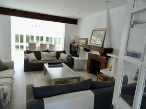 sala de estar con sofá y mesa en Villa Familiar con encanto, en Hondarribia