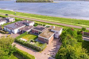 une vue aérienne sur une maison à côté de l'eau dans l'établissement Villa Veerse Meer, à Kamperland