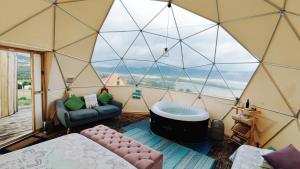 Ein allgemeiner Bergblick oder ein Berglick von der Zelt-Lodge aus