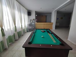 Habitación con mesa de billar y bolas de taco. en Anker - Podczele, en Kołobrzeg