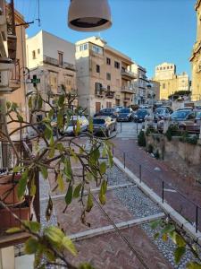 vista su una strada con auto parcheggiate di Appartamento centro storico quartiere San Michele a Sciacca