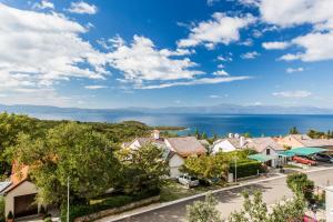 uitzicht op een stad met de oceaan op de achtergrond bij Guest house Lavanda 2 in Njivice