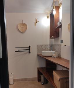 baño con lavabo y encimera de madera en Maison de village en Provence, en Peynier
