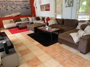 ein Wohnzimmer mit einem Sofa und einem Tisch in der Unterkunft Perfect family vacation house in King Mariout