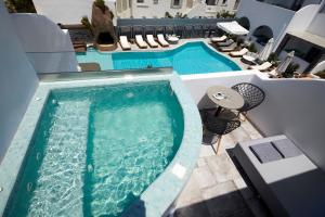 Der Swimmingpool an oder in der Nähe von Amara Suites Santorini