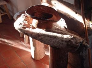 a bird bath sitting on top of a wooden bench at 21lemonde in Le Brignon