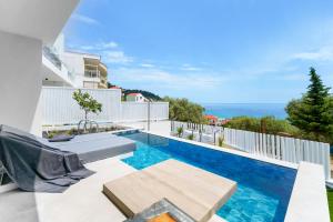 una piscina in una villa con vista di Mythodea Prive Luxury Suites a Chrisi Ammoudia