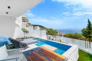 vistas a la piscina desde el balcón de una casa en Mythodea Prive Luxury Suites en Chrysi Ammoudia