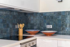 a kitchen with two bowls on top of a counter at Amor a mar in Sesimbra