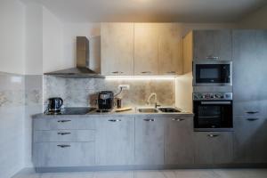 A kitchen or kitchenette at Luka