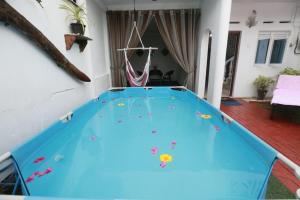 una cama elástica en el patio trasero de una casa en Luxury My Villa Bentota 200m Bentota Beach en Bentota