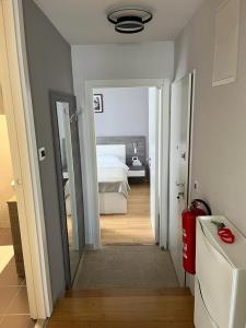 uma sala com um quarto com uma cama e um espelho em Sunny apartman u resortu, Petrčane, apartman za 4, AKCIJA! em Petrcane