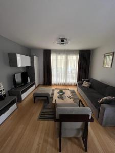 sala de estar con sofá y mesa en Sunny apartman u resortu, Petrčane, apartman za 4, AKCIJA! en Petrcane