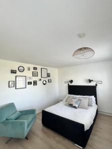 - une chambre avec un lit et une chaise bleue dans l'établissement Luxury 1bed Flat,Southend-on-sea, à Southend-on-Sea