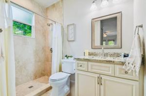 y baño con aseo, ducha y lavamanos. en Beach-town Pet-Friendly Downtown Home @ 10 acre Park-629 en Sarasota