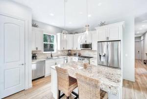 eine Küche mit weißen Schränken und einer Marmoroberfläche in der Unterkunft Beach-town Pet-Friendly Downtown Home @ 10 acre Park-629 in Sarasota