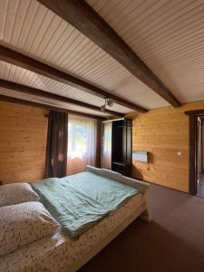 una camera da letto con un grande letto in una camera in legno di Кришталеві вершини a Vorokhta
