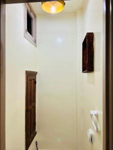un bagno con porta e finestra sul muro di sweet house fes a Fes