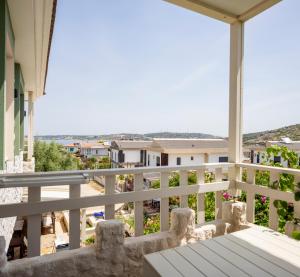 - une vue depuis le balcon d'une maison dans l'établissement Cesmekes Otel, à Çeşme