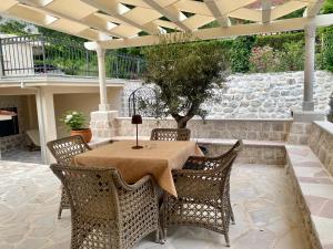 een tafel en stoelen op een patio bij Apartment Caserma in Kotor
