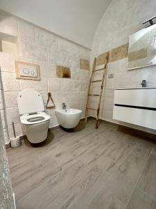 een badkamer met een toilet en een wastafel bij Casa Roma 78 in Monopoli