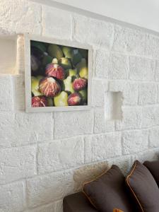 een foto van fruit aan een muur bij Casa Roma 78 in Monopoli