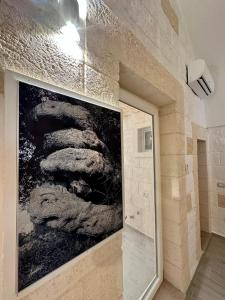 een badkamer met een groot schilderij aan de muur bij Casa Roma 78 in Monopoli