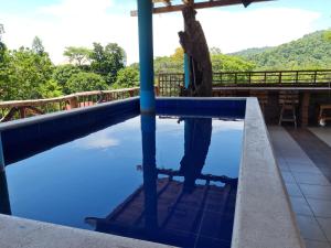 een zwembad met uitzicht op een berg bij Eco Hostal La Perla Tayrona in El Zaino