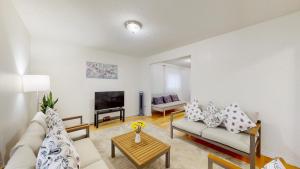 uma sala de estar com um sofá e uma televisão em Modern bright cozy 3bed 3bath Vacation house in Ajax, greater Toronto area GTA, ON, Canada em Ajax