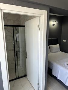 Postel nebo postele na pokoji v ubytování Arena Resort Otel Kagıthane