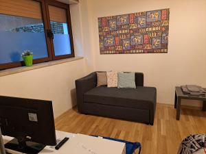 a living room with a couch and a desk with a computer at Residenza Marvasi 10 in Caserta