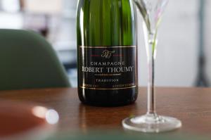 eine Flasche Wein neben einem Weinglas in der Unterkunft The Sweetness of Champagne, Hyper-Centre in Reims