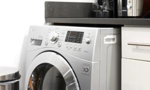 uma máquina de lavar e secar roupa branca numa cozinha em 809-2B New bldg Jr columbus circle Balcony WD em Nova York