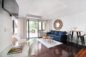 sala de estar con sofá azul y mesa en 809-2B New bldg Jr columbus circle Balcony WD en Nueva York