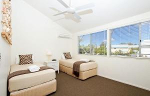 a bedroom with two beds and a window at Driftwood Apartment 6, Noosaville in Noosaville