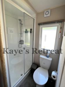 Kayes Retreat Three bed caravan Newquay Bay Resort Quieter area of park في نيوكواي: حمام مع دش ومرحاض