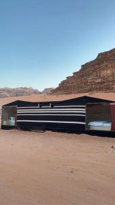 Czarno-biały pociąg na pustyni w obiekcie Wadi Rum Sand Camp w mieście Disah