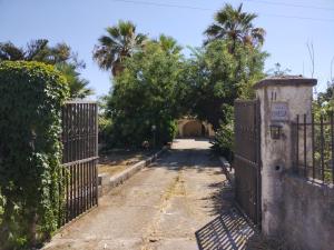 an entrance to a villa with an iron gate at Il Villino in Platamona