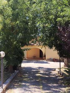 a building with a bench in the middle of a courtyard at Il Villino in Platamona