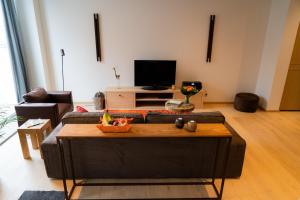 uma sala de estar com um sofá e uma mesa em Cheval Blanc - Holiday Rental em Aubel