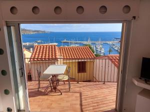 un balcon avec vue sur une marina dans l'établissement Location à banyuls vue panoramique, à Banyuls-sur-Mer