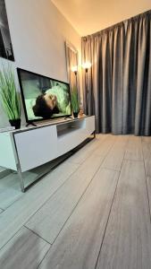 TV a/nebo společenská místnost v ubytování Torres Del Sol Luxury Las Americas + 37 fotografií