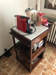 a table with a sewing machine on top of it at Casa Claudia in Riva di Solto