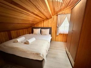 ウズンギョルにあるIlhan Suite Hotelの木製の部屋に大型ベッドが備わるベッドルーム1室が備わります。
